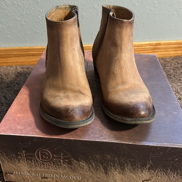 Like NEW!  Women’s Size 8 Western Distressed Honey Side-Fringe Bootie - Picture 4 of 13